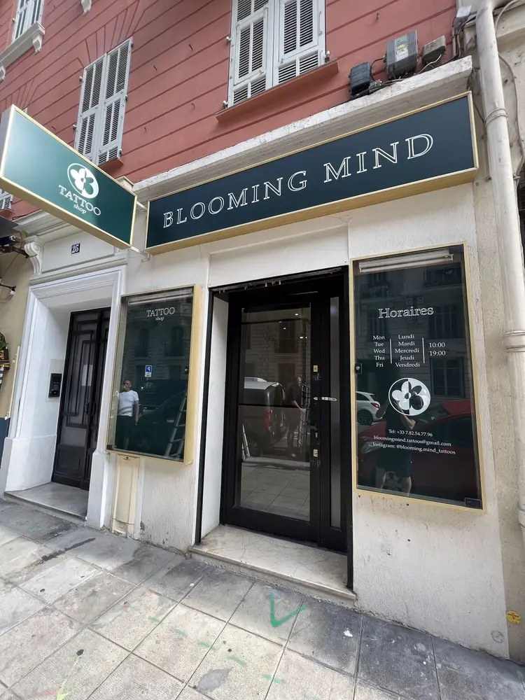 Blooming Mind, Façade